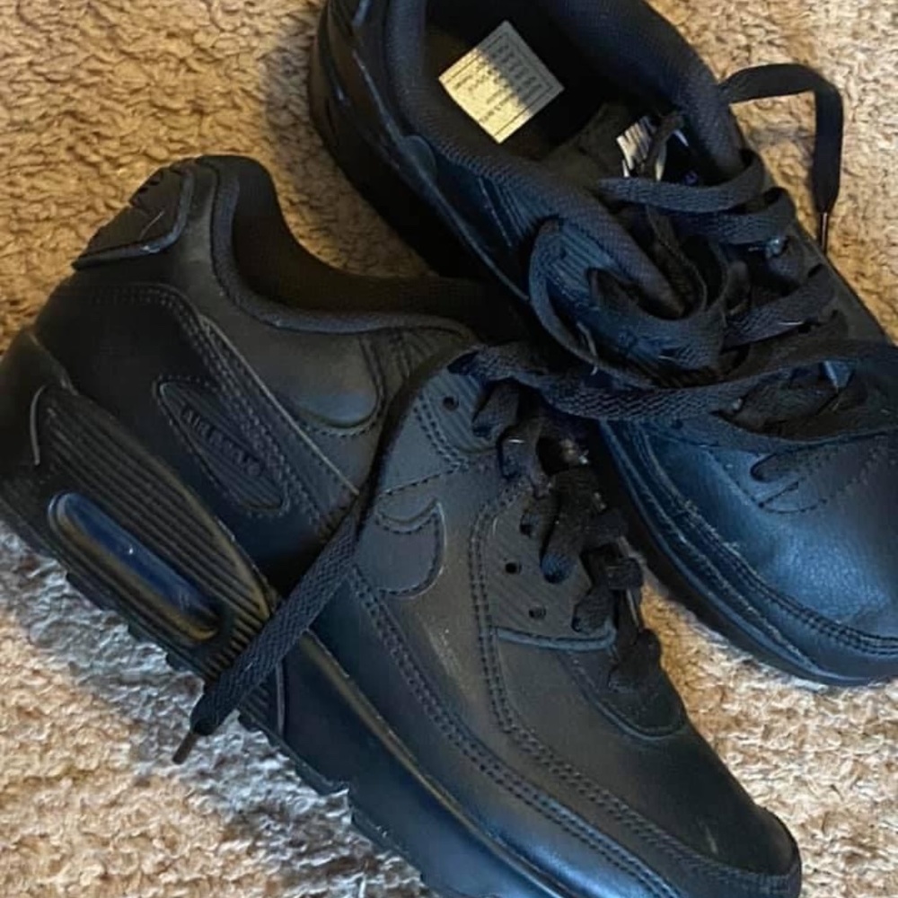 boys youth all black nike air mazes